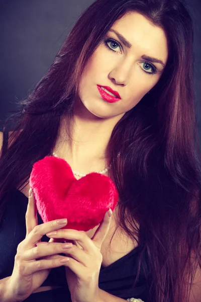 Kadın kırmızı kalp aşk sembolü tutar — Stok fotoğraf
