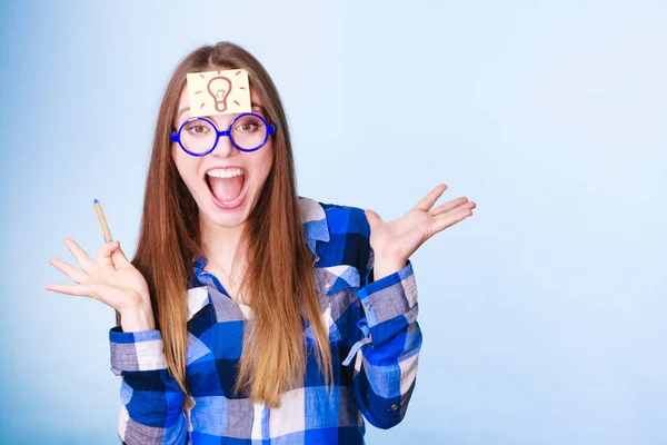 Mujer pensando bombilla idea de luz en la cabeza, chica creativa un montón de ideas — Foto de Stock