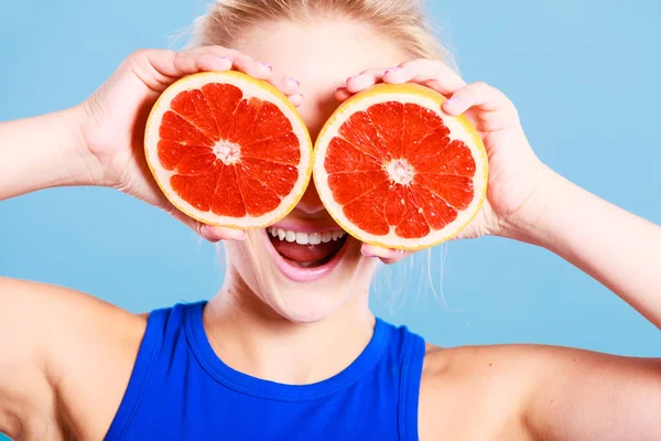 Mulher segurando toranja citrinos nas mãos — Fotografia de Stock