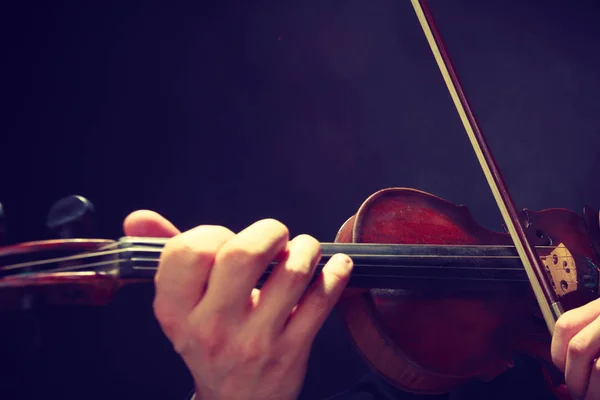 Man man elegant gekleed viool spelen — Stockfoto