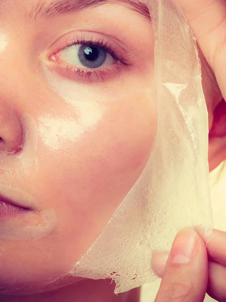 Žena odebrání obličejové kůry mimo masku detailní — Stock fotografie