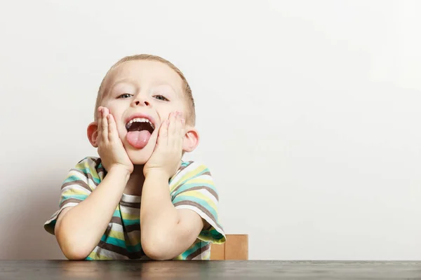 Liten pojke ha kul med roliga gester — Stockfoto