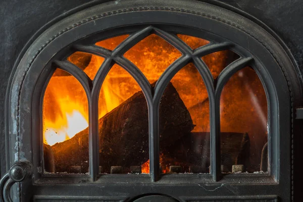 Nahaufnahme von brennendem Feuerholz im heimischen Kamin. — Stockfoto