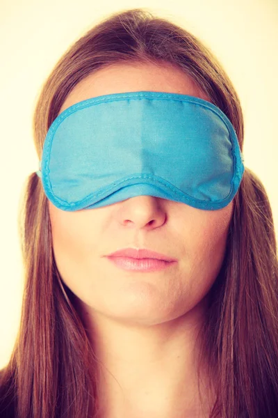 Bruna donna dormire in blu occhio dormire maschera — Foto Stock