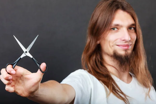 Coiffeur avec ciseaux à la main — Photo