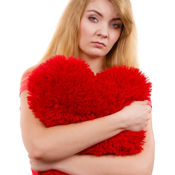 Verdrietig meisje vrouw knuffelen rood hart liefde symbool — Stockfoto