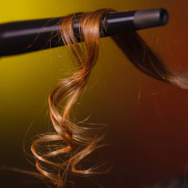 Nahaufnahme von braunen Haaren auf Lockenwickler — Stockfoto