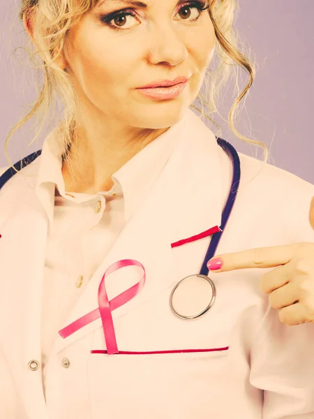 Läkare med rosa cancer band — Stockfoto