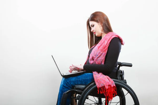 Mulher com deficiência com laptop em cadeira de rodas. — Fotografia de Stock