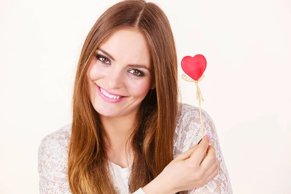 Hermosa mujer sosteniendo corazón en forma de palillo — Foto de Stock