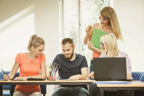 Alunos e professor tutor em sala de aula — Fotografia de Stock