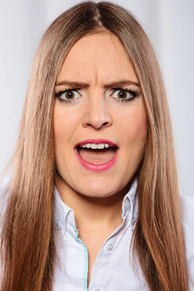 Irritado jovem mulher bussines gritar . — Fotografia de Stock