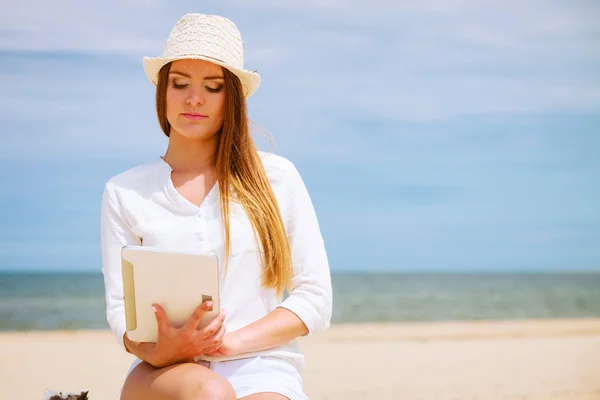 Κορίτσι με το tablet στην παραλία. — Φωτογραφία Αρχείου