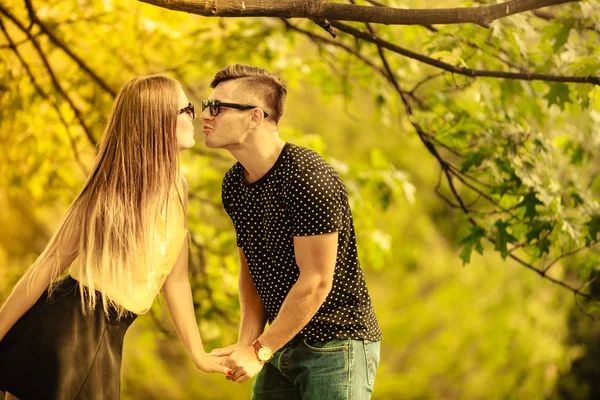 Couple in park share a kiss. — Stock Photo, Image