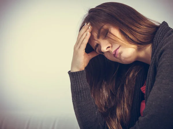 Jonge vrouw met pijnlijke hoofdpijn — Stockfoto