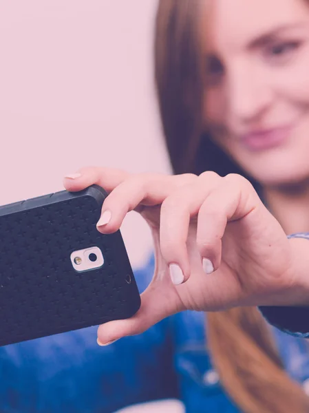 Mulher de camisa jeans tirar auto foto com telefone — Fotografia de Stock