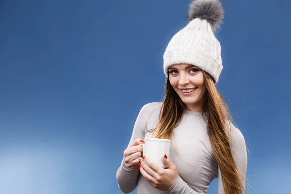 Menina em roupa interior térmica beber chá — Fotografia de Stock