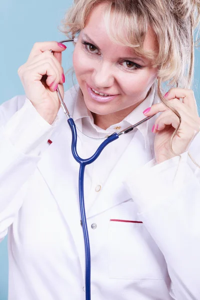 Doctora con estetoscopio. — Foto de Stock