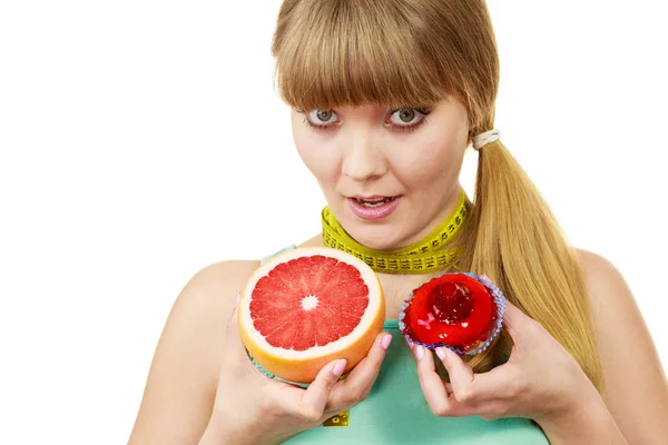 Mulher escolhendo frutas ou bolo fazer escolha dietética — Fotografia de Stock