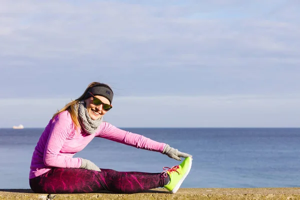 Vrouw fitness sport meisje opleiding buiten bij koud weer — Stockfoto