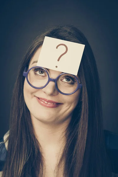 Vrouw denken vraagteken op haar hoofd — Stockfoto