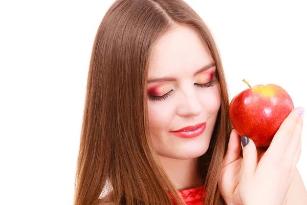 Femme charmante fille coloré maquillage tient pomme fruit — Photo