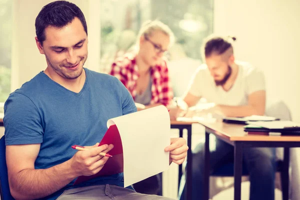 Student jongen voor haar stuurlieden in klas — Stockfoto