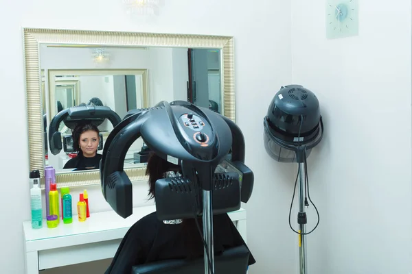 Γυναίκα στο κομμωτήριο, ξήρανσης μαλλιά κάτω από το μηχάνημα — Φωτογραφία Αρχείου