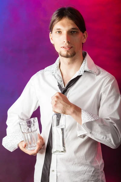 Barman con botella y vasos . — Foto de Stock