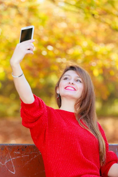 Splendida ragazza che prende selfie . — Foto Stock