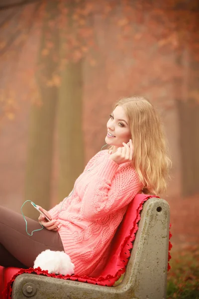 Ragazza sorridente che ascolta musica . — Foto Stock