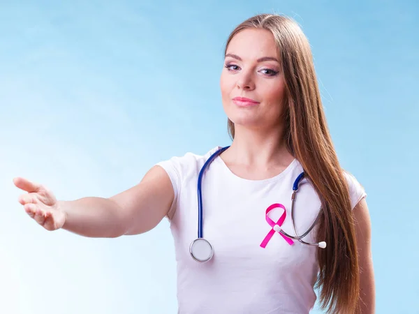 Kvinna rosa band på bröstet gör Välkommen gest — Stockfoto