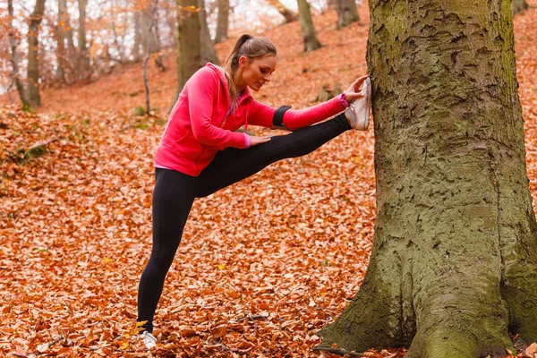 Dynamic girl stretching in forest. — Stock Photo, Image