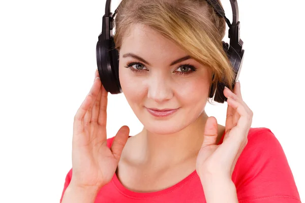 बड़े हेडफ़ोन में महिला संगीत सुन रही अलग — स्टॉक फ़ोटो, इमेज