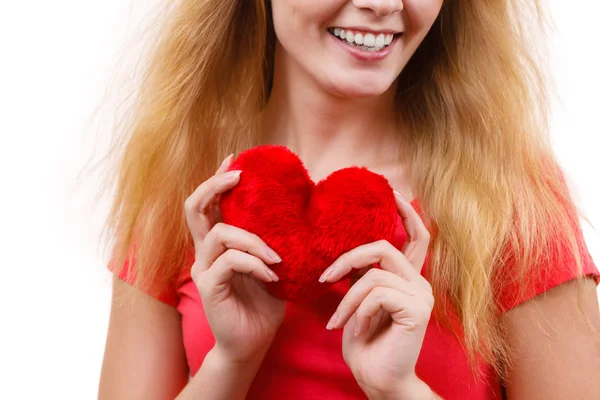 Donna ragazza bionda con il cuore rosso simbolo di amore — Foto Stock