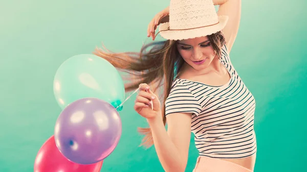 Glückliches Mädchen beim Spielen mit bunten Luftballons. — Stockfoto