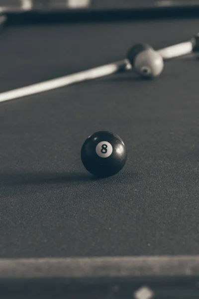 Снукерный мяч и палка на бильярдном столе — стоковое фото