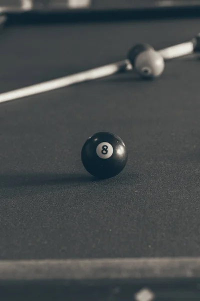 Bola de sinuca e vara na mesa de bilhar — Fotografia de Stock