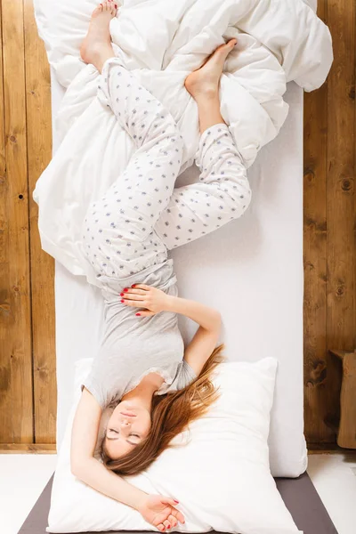 침대에서 자는 소녀. — 스톡 사진
