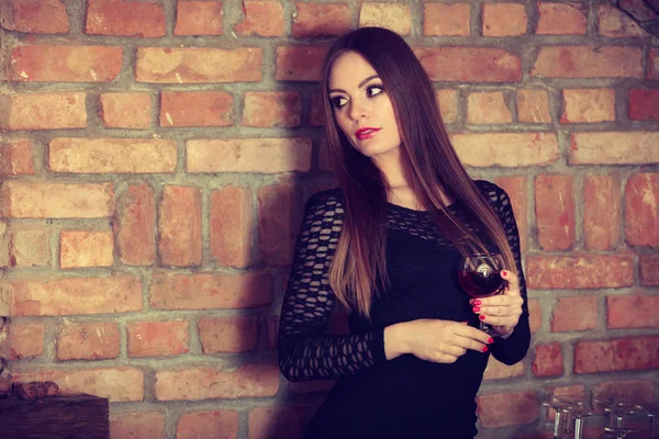 Kadın kırsal yazlık iç şarap tadımı — Stok fotoğraf