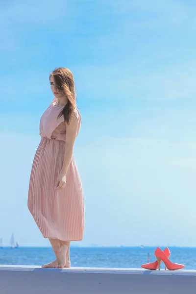 Женщина в длинном романтическом платье — стоковое фото