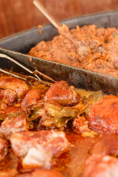Tradycyjne polskie dania, kiszonej kapusty i kurczak mięso — Zdjęcie stockowe