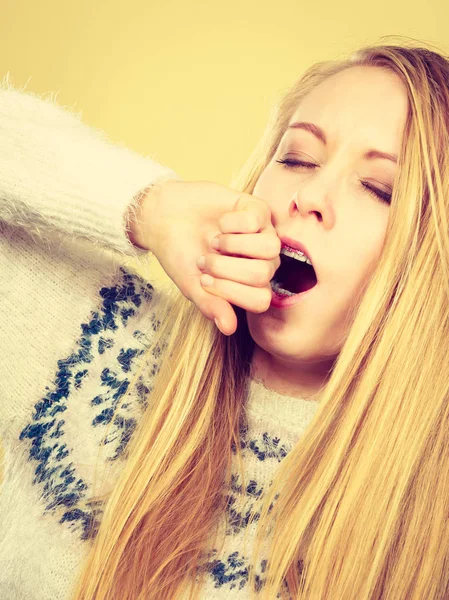 Sonnolenta sbadiglio adolescente donna in maglione — Foto Stock