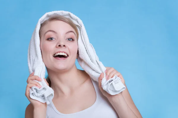 Mulher com uma toalha acima da cabeça — Fotografia de Stock