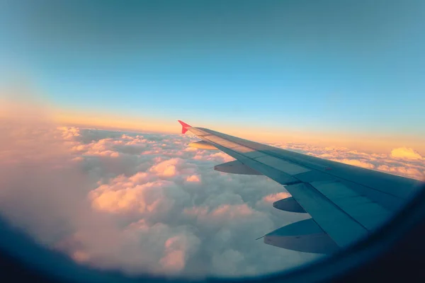 Uitzicht vanuit vliegtuig raam, wolk lucht — Stockfoto