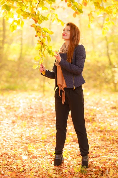 Giovane donna nel parco — Foto Stock