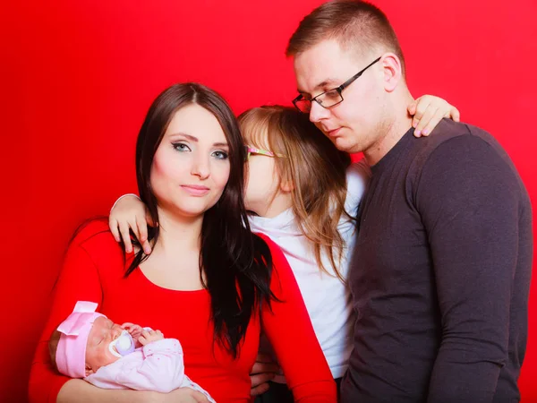 Niña, padre y madre sosteniendo al bebé recién nacido — Foto de Stock