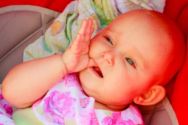 口の中で指で横になっているベビーカーの赤ちゃん — ストック写真