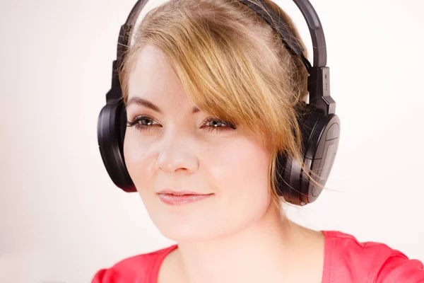 Frau mit großen Kopfhörern hört Musik — Stockfoto