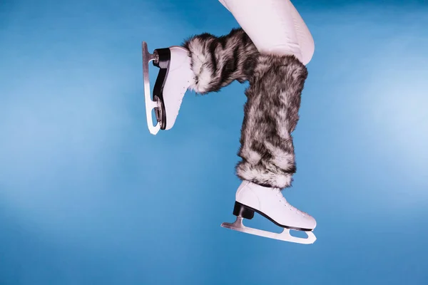 Nő lába korcsolya visel szőrme zokni, korcsolyázás — Stock Fotó